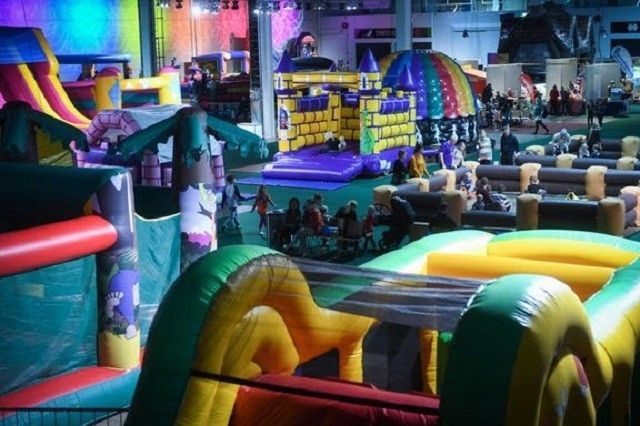 Suomen Suurimmassa Sisähuvipuistossa piisaa aktiviteetteja pomppulinnoista rodeohärkään.