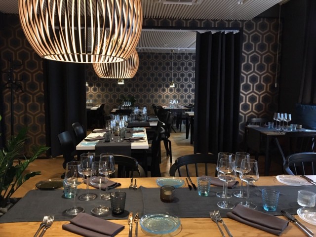 Design-ravintola Eevertissä maistellaan maa-artisokka-samppanjakeittoa ja riimipeuraa.