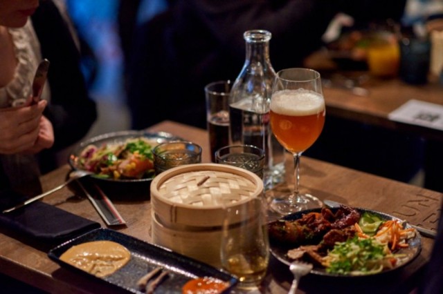 Lux Helsinki Eatista löytyy valinnanvaraa kympin annoksista 30 ja 50 euron menukokonaisuuksiin saakka.