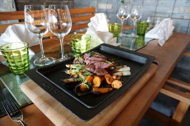 Kaikki Rugosan annokset saavat makua aidosta puuhiiligrillistä.