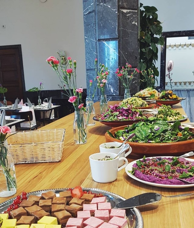 Elannon vanhassa pankkisalissa tarjoillaan nyt lounasta.