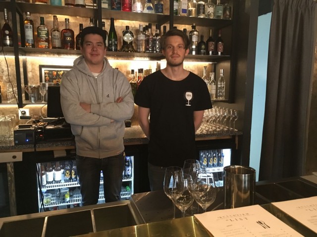 Jun Kondo vastaa juomapuolesta, ruokalista on Timo Aallon käsialaa.