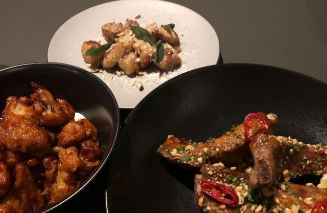 Kaikki Beergerin annokset sopivat helposti myös jaettaviksi. Kuvassa kukkakaaliwingsit, käsintehdyt gnocchit sekä iberico-possun ribsit.