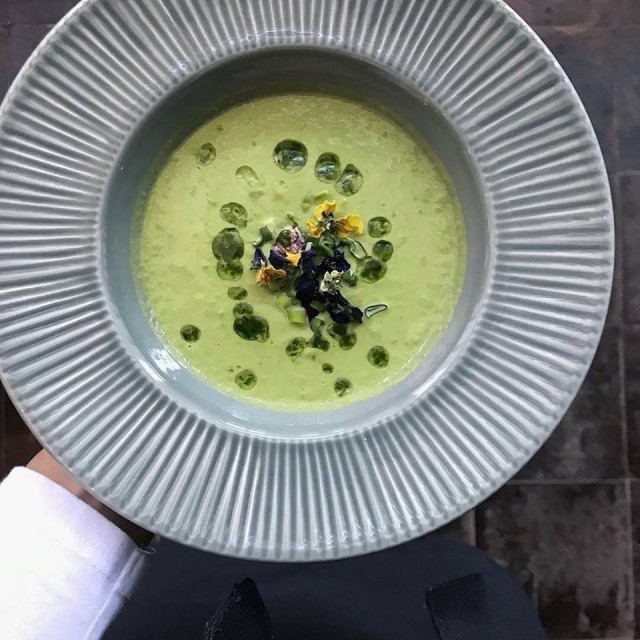 Bruketin lounaalla on keiton ja salaattipöydän lisäksi kaksi päivittäin vaihtuvaa lautasannosta.