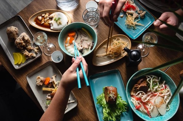 Latitude 25 Okinawa Restaurant Bar on erikoistunut okinawalaisiin annoksiin.