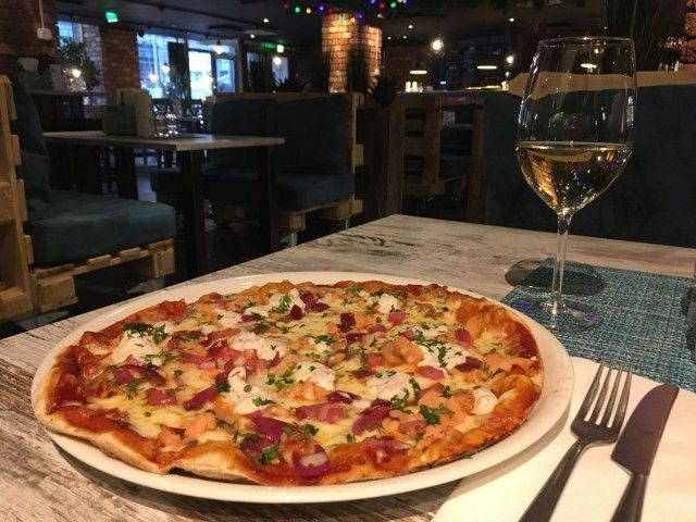 Backyard Pickin lohipizza viimeistellään skagen-tahnalla ja tillillä.