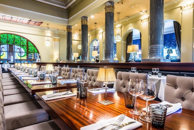 Ravintola Salutorget sijaitsee Kauppatorin kupeessa historiallisessa Sarvikuonon korttelissa.