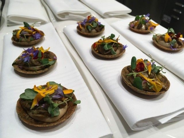 Ultiman menulta löytyy myös hyönteisruokaa.