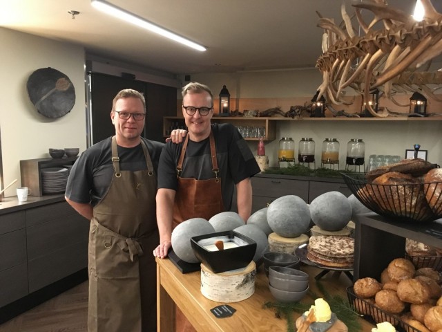 Mika Heiskanen (vas.) ja Tero Mäntykangas ovat suunnitelleet Kultá Kitchen & Barin menun.