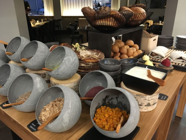 Aamiaispöydässä on tarjolla hillaa Sodankylästä ja mustikkaa Muoniosta.