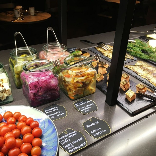 Jääkellarin lohi ja hiilisiika ovat muistakin Lapland Hotels ravintoloista tuttuja makuja.