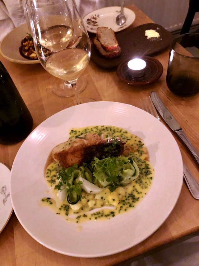 Pikkelöity kurkku tuo raikkautta turska-annokseen.