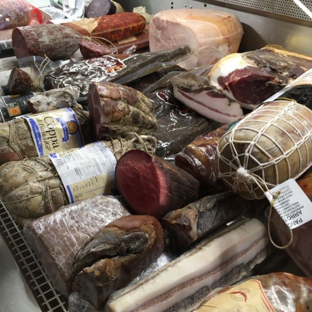 Casa Italiassa myytäviä juustoja ja leikkeleitä voi maistella myös paikan päällä italialaisen viinin kera.