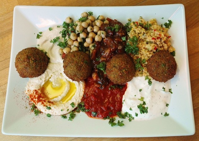 Yksi Just Vegen SYÖ!-annoksista on välimerellinen mezelajitelma falafeleilla.