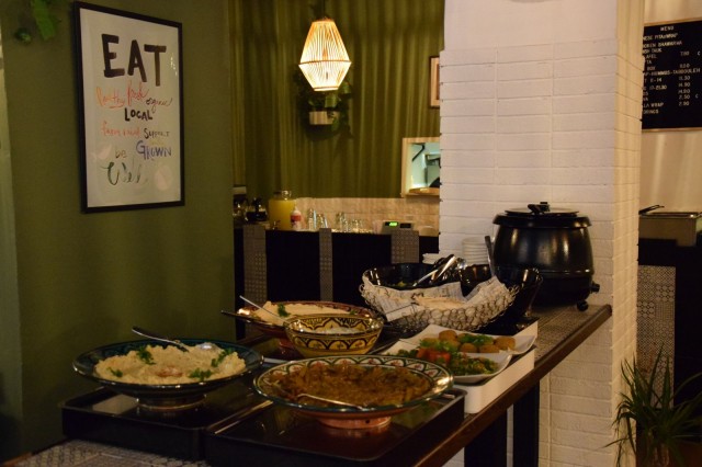 Mezamen libanonilainen buffet sisältää runsaan valikoiman mezejä sekä päivittäin vaihtuvia lämpimiä ruokia.