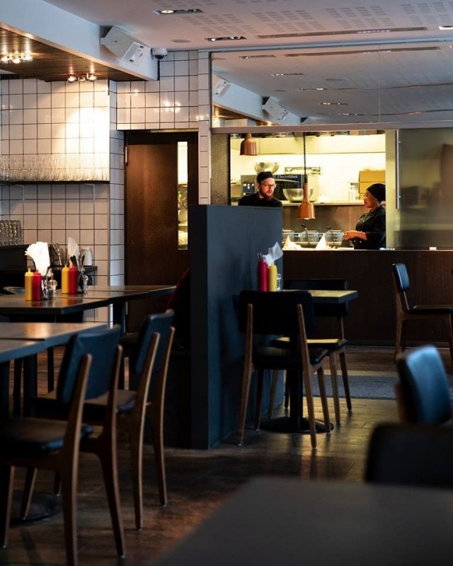 Kampin Bites Burgersissa on tilaa nautiskella laatubisseä ja burgereita.