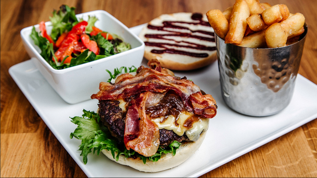 Woolshedin Johannesburg "BRAAI" Burgerissa maistuu pekoni, karamellisoitu sipuli ja BBQ-kastike.