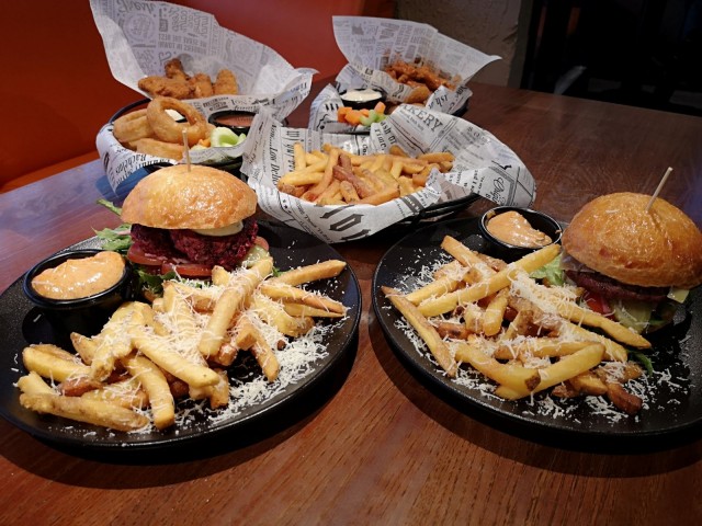 Lone Starissa herkutellaan burgereilla ja wingseillä.