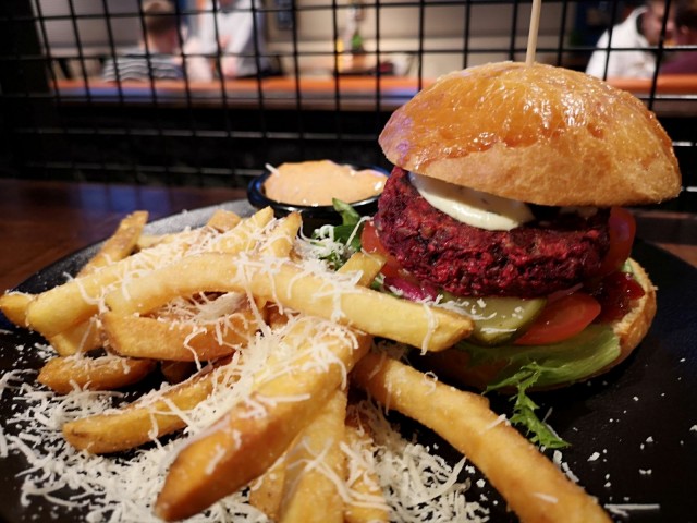 Lone Starin Beetroot Burgerissa maistuu punajuuri ja paholaisenhillo.