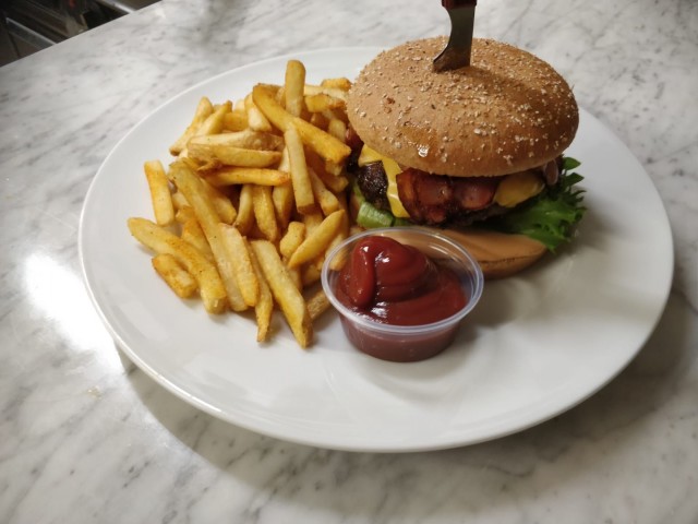 Elmo räätälöi korisdiggareille oman burgerin, joka varmasti maistuu muillekin.