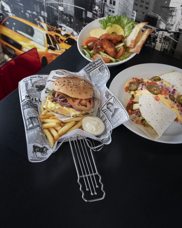 Bus Burgerin annoksista löytyy moneen makuun sopivaa.