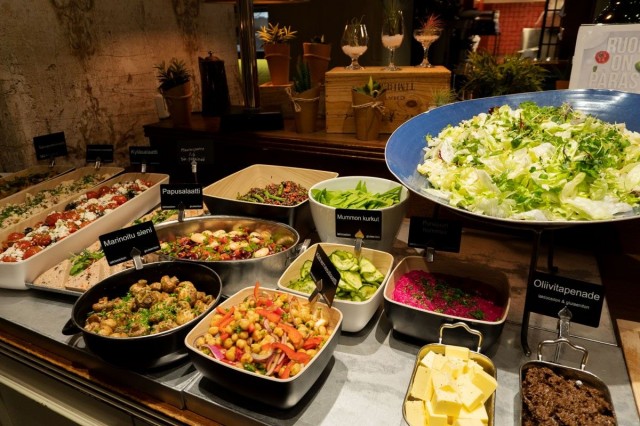 Frans & Amélien nizzalainen lounaspöytä on pullollaan herkullisia salaatteja.