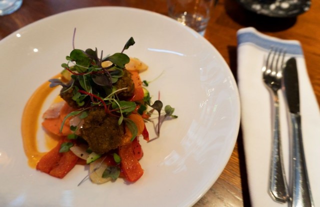 Lounaspöytään kuuluu päivittäin vaihtuva lämmin ruoka, ja keittiöstä saa pyydettäessä myös lämpimän kasvisannoksen.