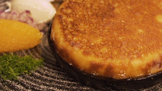 Mäti, smetana ja punasipuli ovat klassisia blinitäytteitä.