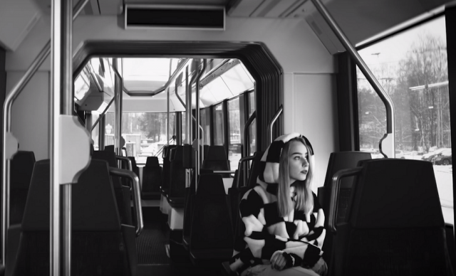 Somekasvo Pins.ku kertoo kampanjassa omista kokemuksistaan häirinnästä julkisessa liikenteessä.