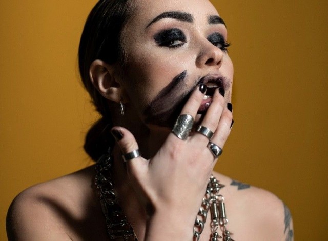 Sini Yaseminin debyyttialbumi Nimeä mut uudestaan ilmestyi 8. helmikuuta.