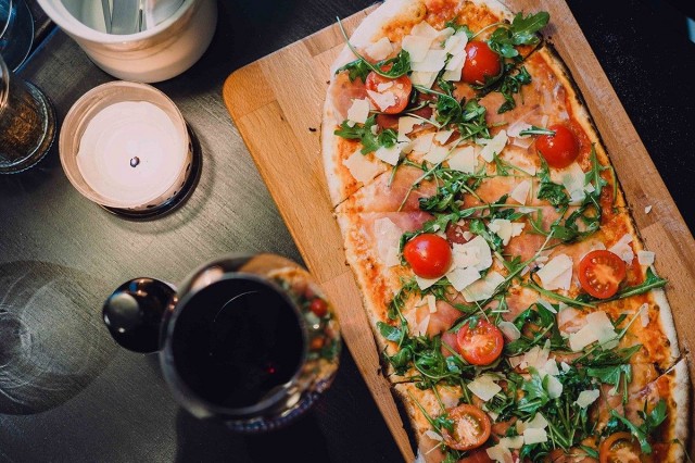 Luigi Pizzeriassa nautitaan trendikkäitä lankkupizzoja.