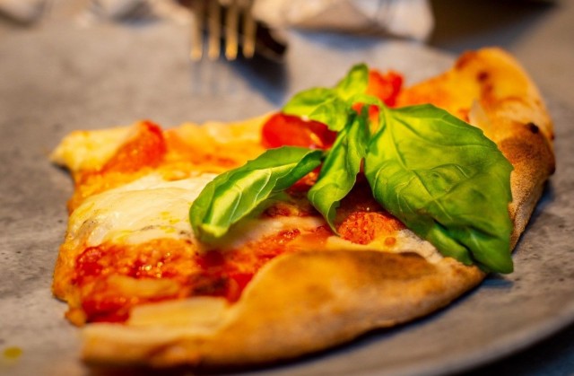 Platan menulta löytyy myös rapeapohjaista artesaanipizzaa.