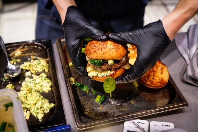 Burger Battlen voittoburgerissa oli muun muassa persilja-munakokkelia sekä pikkelöityä pinaattia ja kevätsipulia.