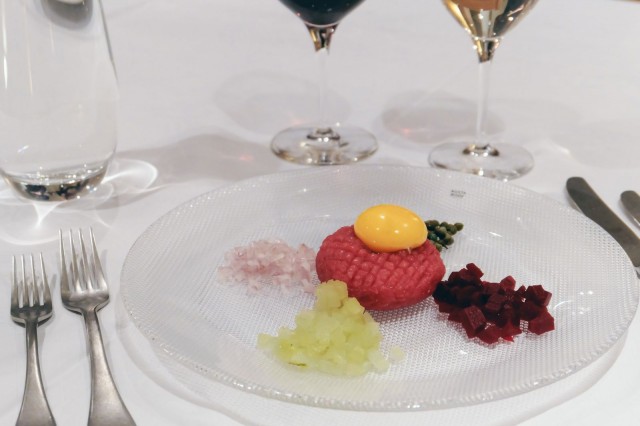 Meicun tartar tarjoillaan perinteiseen tyyliin ilman turhia krumeluureja.