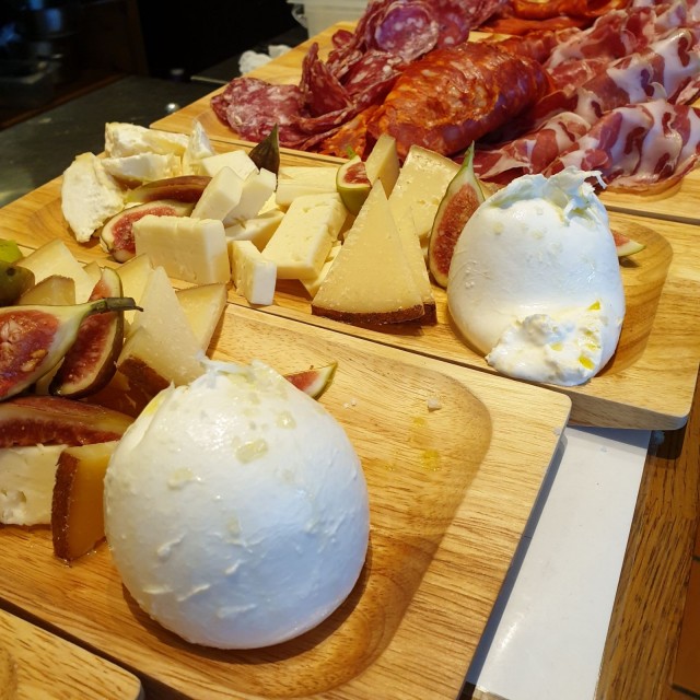 Preston antipastovalikoimasta löytyy ensiluokkaisia italialaisia leikkeleitä ja juustoja, kuten tuoretta burrataa.