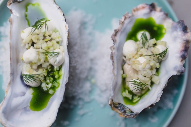 Hello Strangerin avausmenulta löytyy pikkelöityjä ostereita, joissa maistuu piparjuuri, tilli ja tuore omena.