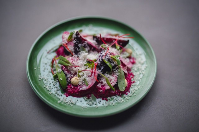 Hello Stranger tekee tiivistä yhteistyötä lähituottajien kanssa. Punajuuret tulevat Majvikin tilalta.