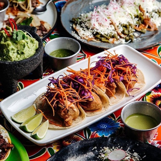 Taquería el Reyn annoksissa on vaikutteita niin urbaanin meksikon katukeittiöistä, Karibialta kuin sisämaastakin.