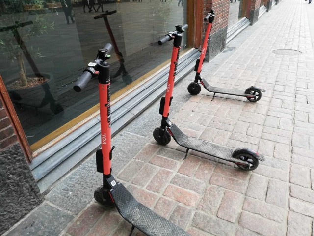 Sähköpotkulaudat voi pysäköidä suoraan kadulle.