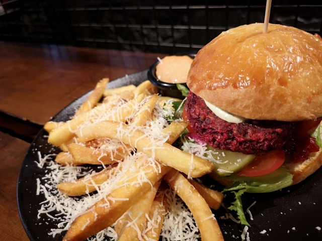 Lone Starin Beetroot Burgerissa maistuu punajuuri ja paholaisenhillo.