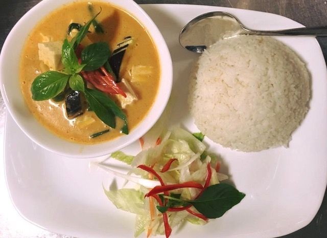 Kratae Thai Cuisinessa SYÖ!-tarjouksessa ovat kaikki pääruoat kanalla, tofulla tai naudanlihalla.