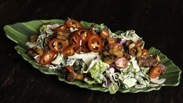 Bar Loosisterin Spicy Caesar Saladin juju on rapea chilipekoni.