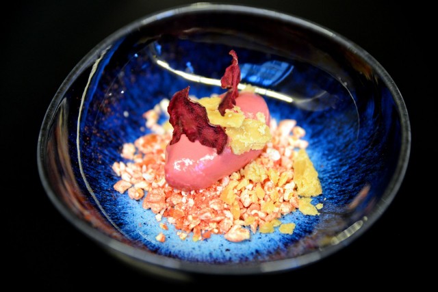 Punajuuri-lakritsijälkkärissä on punajuurijäätelöä, lakritsifudgea ja vadelmapopcornia.