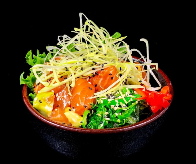 Domino sushin pokekulhoannokseen kuuluu myös misokeitto.