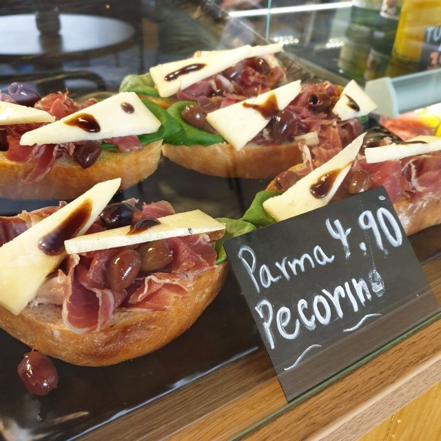 Parmankinkku ja pecorinojuusto tilataan kahvilaan suoraan Italiasta.