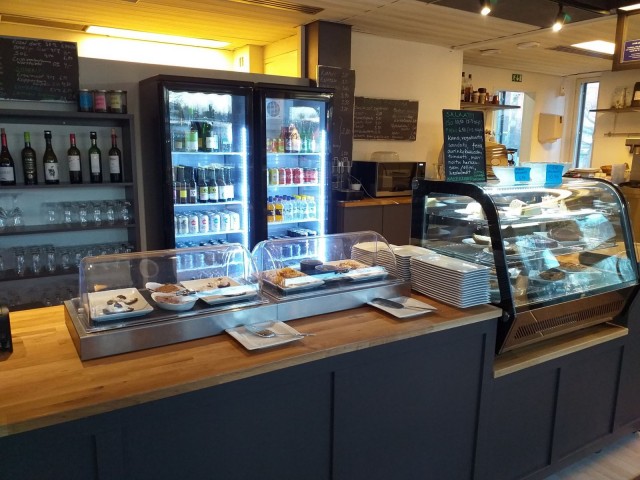 Valikoimasta löytyy viinien lisäksi myös pienpanimoiden oluita, salaatteja, kakkuja, piirakoita sekä pikkusuolaisia eli piksuja.