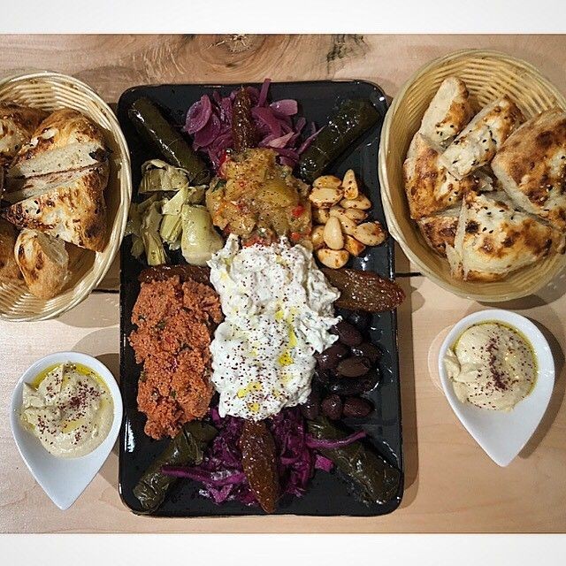 Laajalta mezelistalta voi poimia omat suosikkinsa ja koota niistä sopivan lajitelman, josta riittää tarvittaessa isommallekin porukalle.