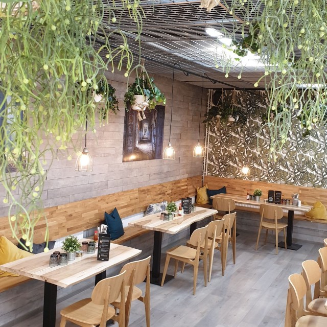 Vegaanipuoli on somistettu viherkasveilla.