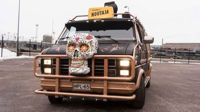 Noutaja kuskaa asiakkaita ilmaiseksi Helsingin uuteen Amarilloon avajaisviikonloppuna 26.–27.4.