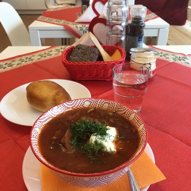 Alenkan borssikeittoon kuuluu olennaisena osana smetana ja tuore tilli.